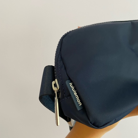 Lululemon true navy everywhere belt bag - Picture 3 of 4